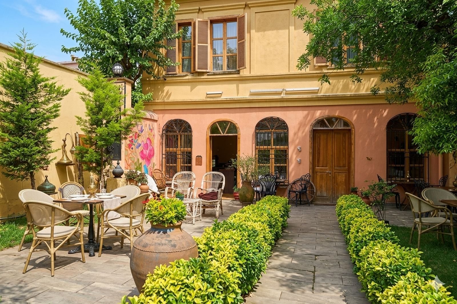 Anthea Boutique Hotel cephesi ve bahçe yolu